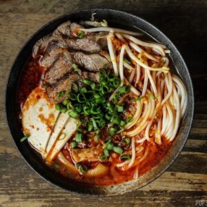 Soupe vietnamienne de nouilles au bœuf épicé / Vietnamese Spicy Beef Noodles Soup
